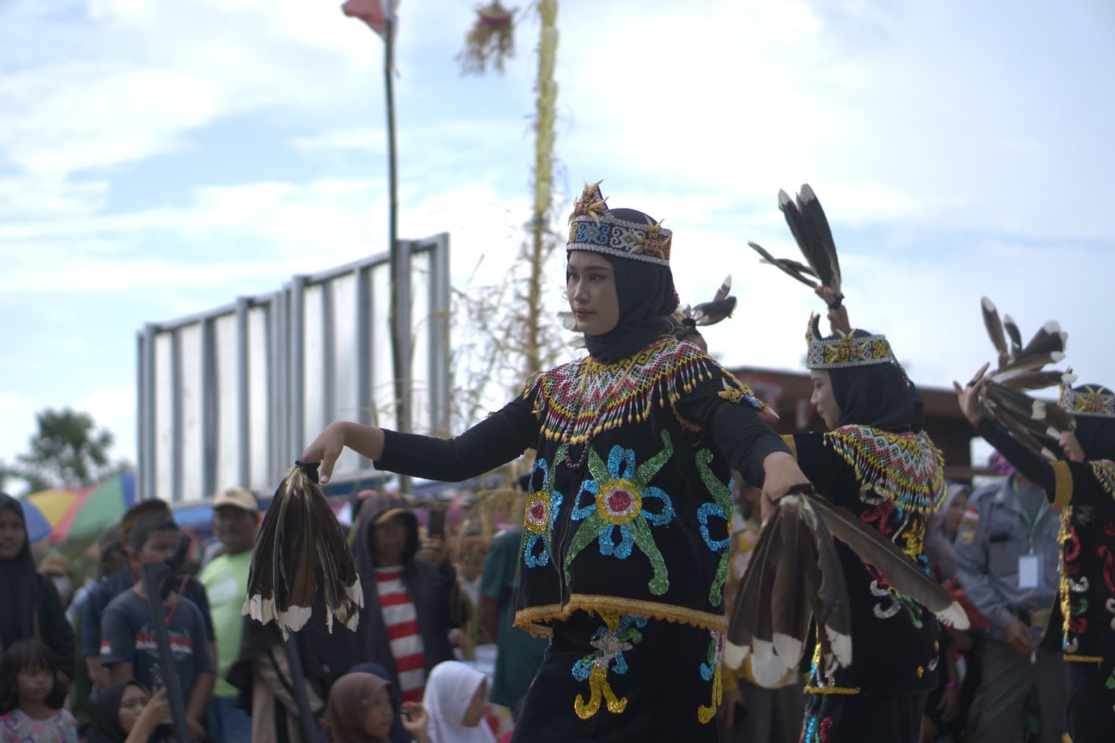 Merayakan festival budaya bersama komunitas mitra