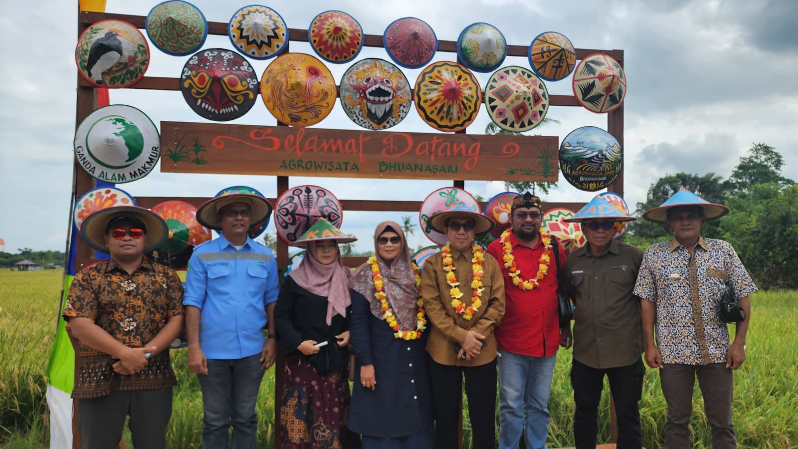 Kunjungan lapangan ke agrowisata desa
